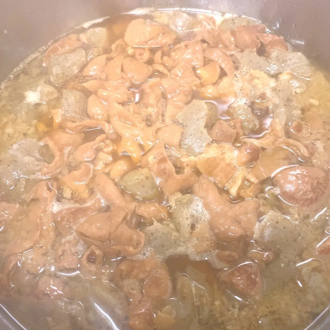 瑞鷹さんの赤酒使って、もつと蒟蒻煮込みました😁🙌