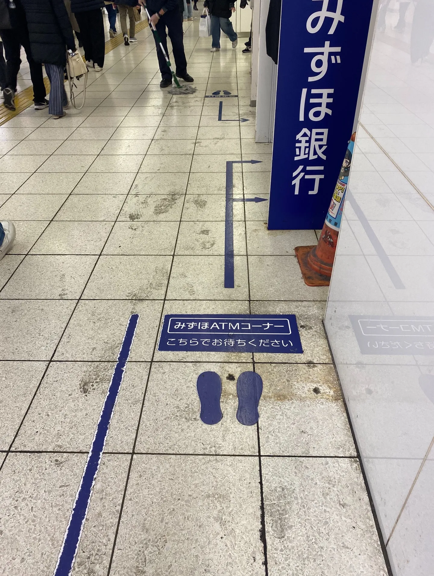 日本が綺麗な理由って、こうやって清掃してくださる方が休みの日...