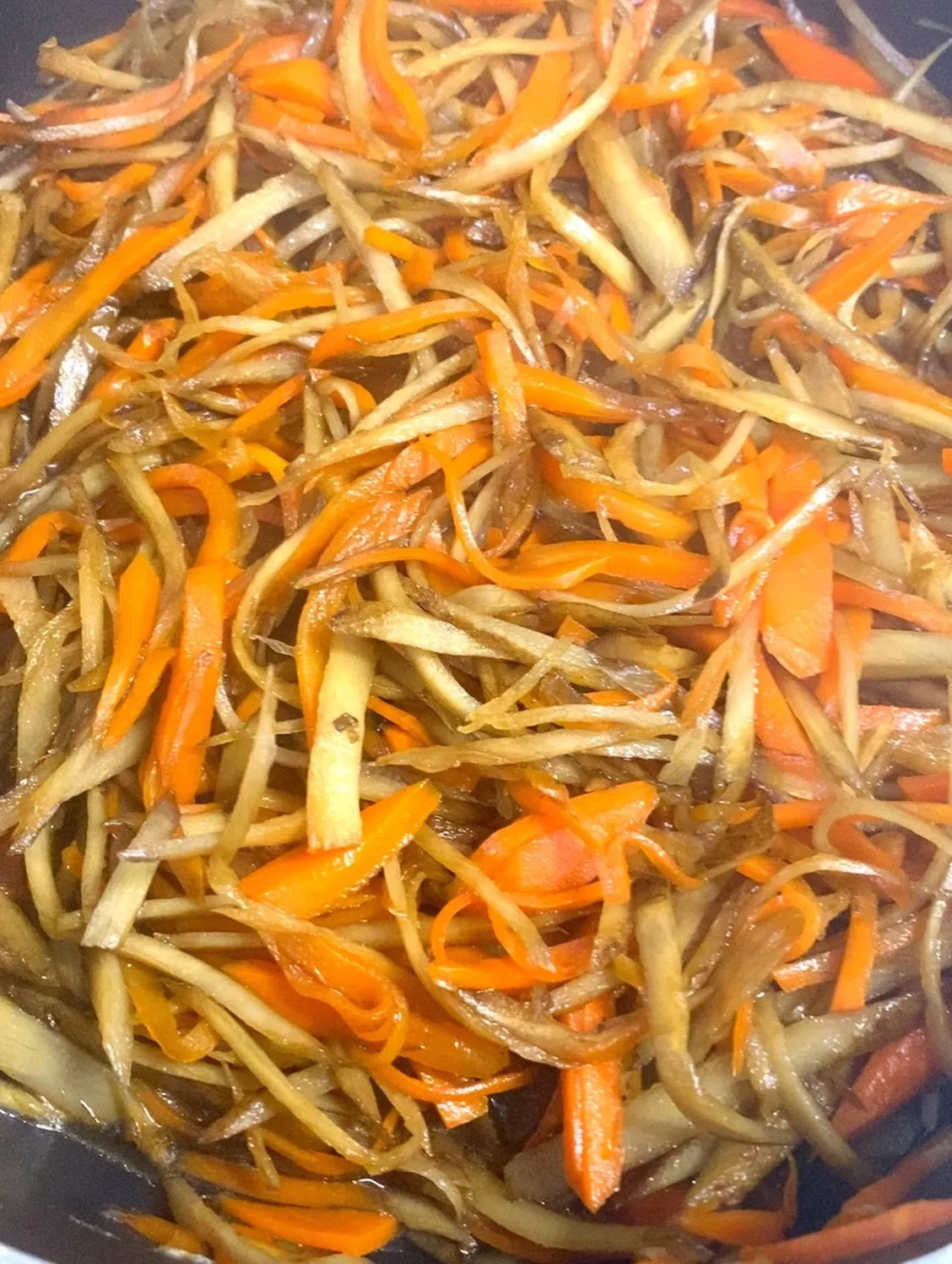 今日、副菜のきんぴらごぼうあります❣️