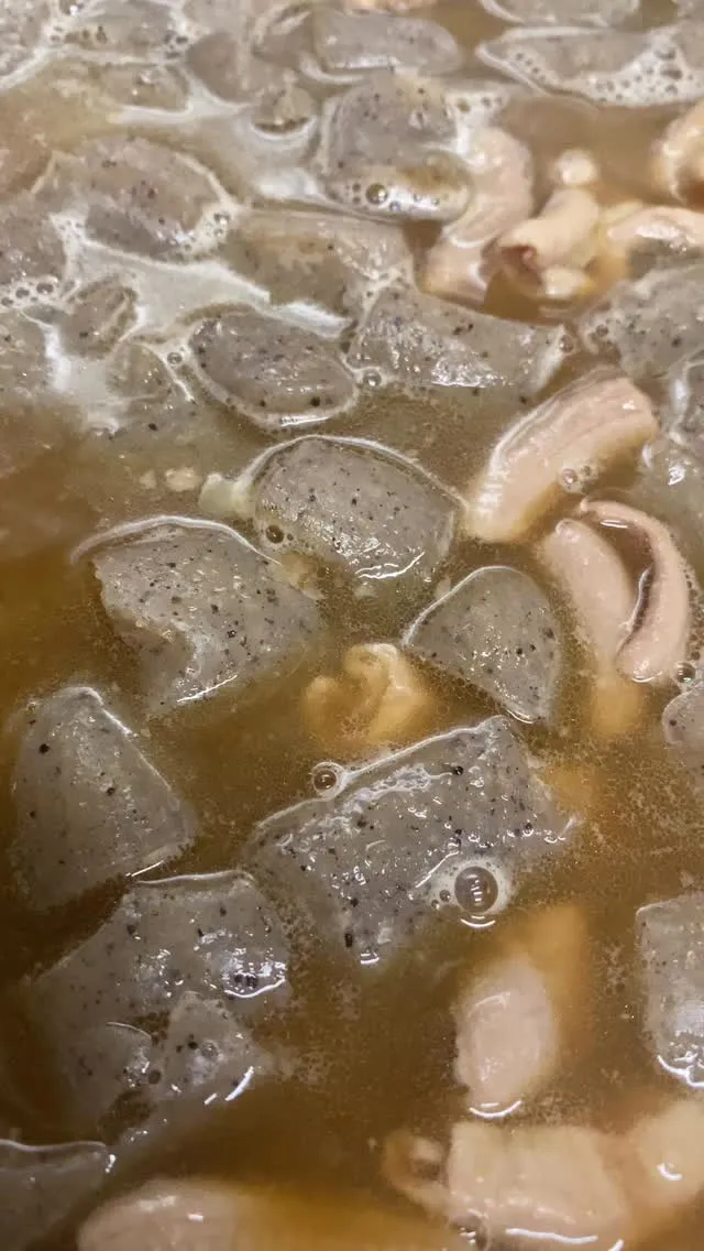 瑞鷹さんの赤酒使いもつこん煮てます‼️