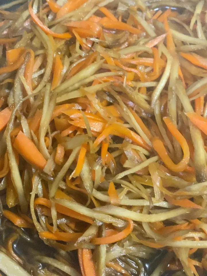 今日、副菜のきんぴらごぼうあります❣️